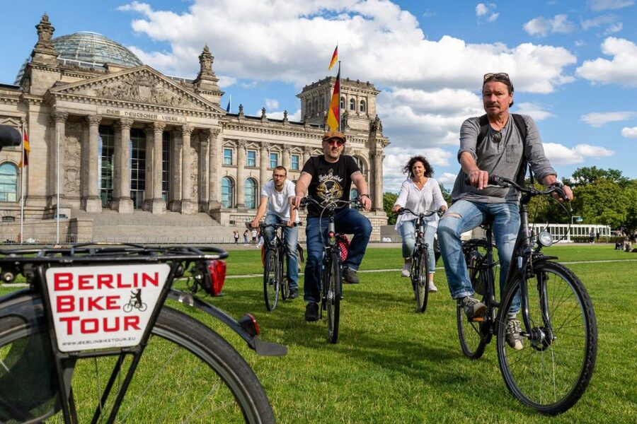 Berlin: Small Group Bike Tour Through City Center - Brandenburg Gate to Tiergarten, plus the Holocaust Memorial pause
