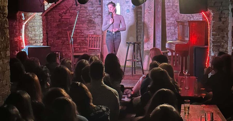 Berlin: The Epic Comedy Club Friday Night Showcase - Drinks, food, and the Berlin bar vibe: why it makes the night feel more complete