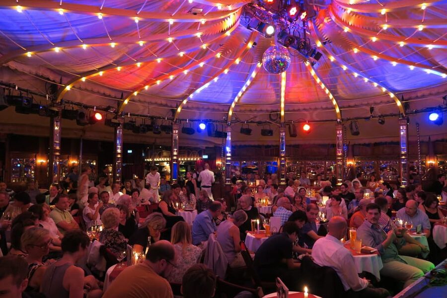 Berlin: Ticket for Bar Jeder Vernunft - Theater & Restaurant - Who this theater-night is for