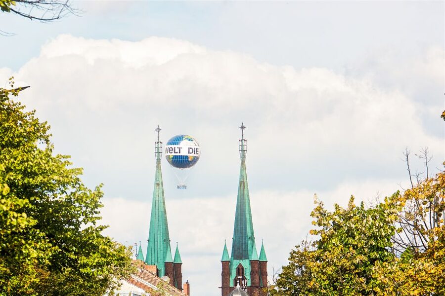 Berlin: Ticket for World Balloon with Perfect View - Sunset, winter skies, and why wind decides everything