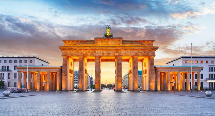 Berlin: Walking Tour of the Top 10 Sightseeing Attractions - Walking the government district, fast and focused