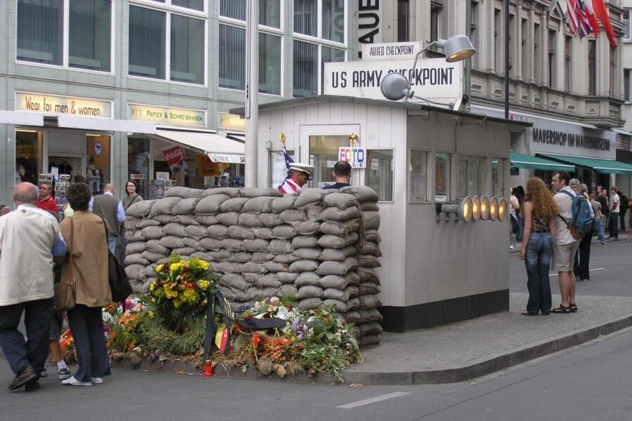 Berlin Wall: City Tour of Divided Germany - Starting at Tränenpalast and Friedrichstraße station