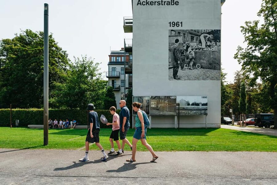 Berlin: Wall Tour – Fates, Love Stories, and Heroes - Gartenstraße 86 and the value of the first photo stop