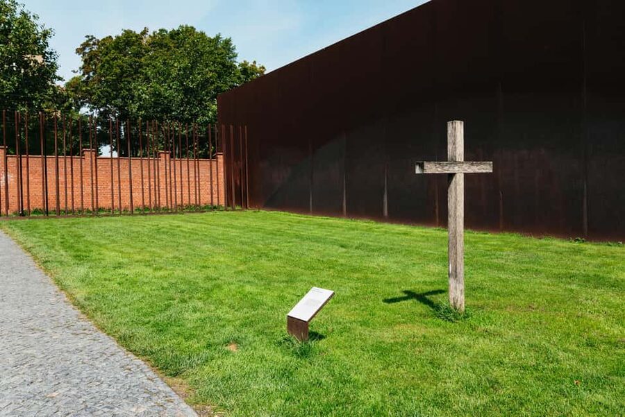Berlin: Wall Tour – Fates, Love Stories, and Heroes - Schwedter Str. 52 and finishing in Prenzlauer Berg