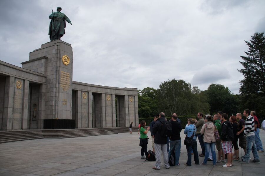 Berlín y el Nacionalsocialismo. Group Tour in Spanish - Wilhelmstrasse: walking toward the centers of Nazi power