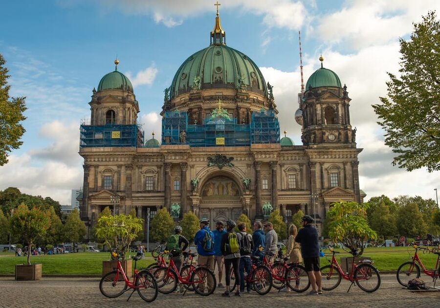Best of Berlin E-Bike Tour - From bike path to Berlin Wall memory at Checkpoint Charlie