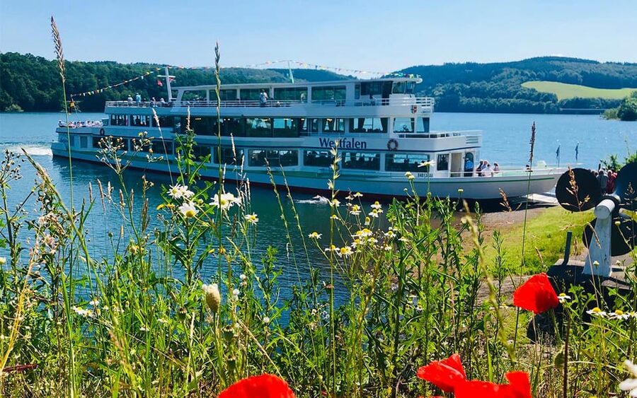 Biggesee: XXL Boat Ride with All-Inclusive Brunch Buffet - The welcome reception: sparkling wine and juice to set the tone