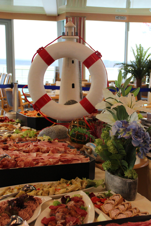 Biggesee: XXL Boat Ride with All-Inclusive Brunch Buffet - What’s truly included: the drinks make this feel like more than a ticket