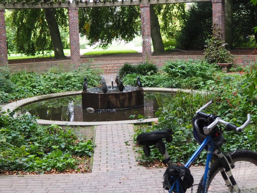 Bike tour around the Alster - Celebs, water, and nature - Aussenalster: lake views, beaches, and a skyline coffee break