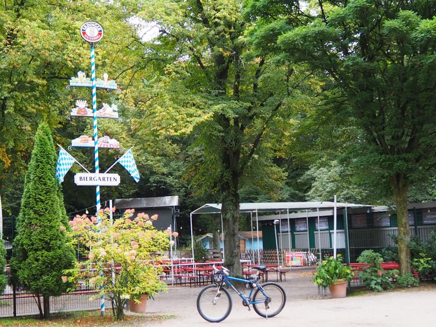 Bike tour around the Alster - Celebs, water, and nature - Feenteich, Schwanenwijk, and Mundsburg Bridge: keep your eyes on the lines