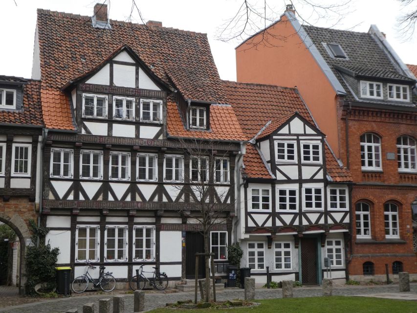 Braunschweig: Historischer Stadtrundgang mit zert. Guide - The ducal and palace area: Schloßplatz, Town Hall vibes, and city authority