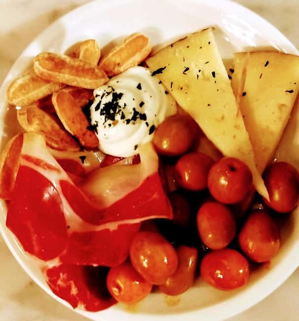 Bremen: Culinary Old Town Tour - with unique locations - A Bremen food tour that mixes old streets with real flavor