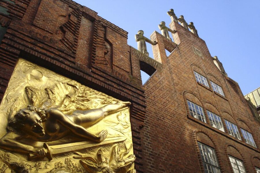 Bremen: Old Town Tour with Costumed Performer & Tour Guide - Key Highlights You’ll Feel Right Away