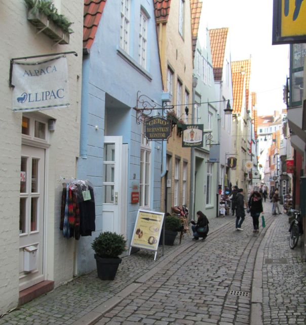 Bremen: Walking Tour of Historic Schnoor District - Schnoor in 60 minutes: what makes this walk work