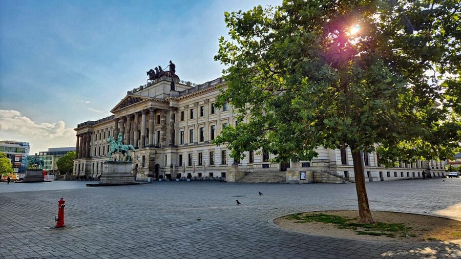 City tour Braunschweig: diverse and full of surprises. - Magniviertel and the Rizzi House: a modern wink near palace walls