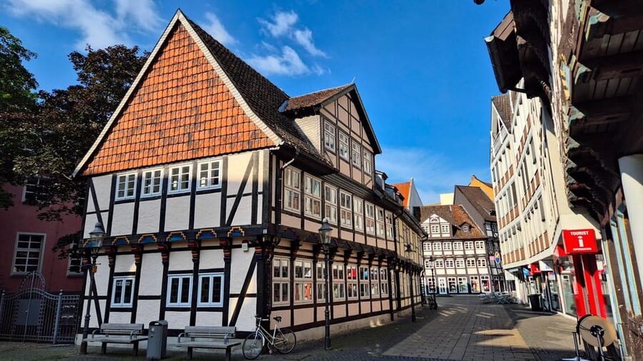 City tour Braunschweig: diverse and full of surprises. - Platz der Deutschen Einheit and Burgplatz: public space as a story engine