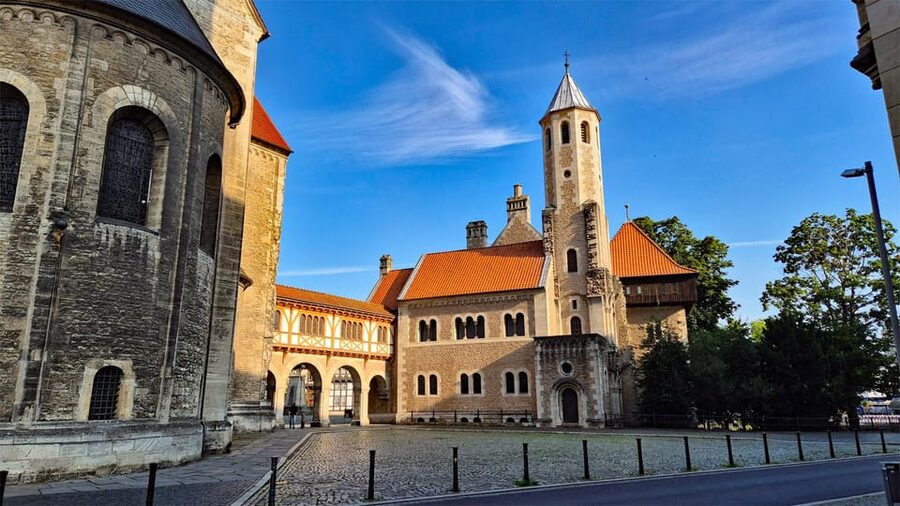 City tour Braunschweig: diverse and full of surprises. - Ringerbrunnen, Kohlmarkt, and Martinikirche: the civic heartbeat