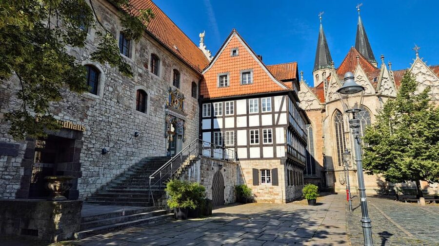 City tour Braunschweig: diverse and full of surprises. - The lion, the Guelphs, and the science city link