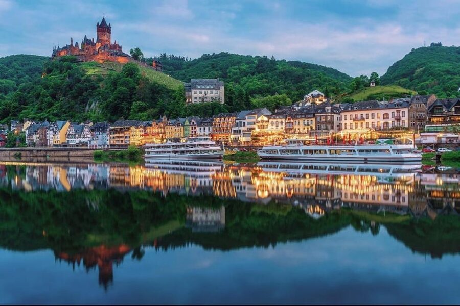 Cochem: Panorama Rundfahrt 1 Stunde, Option Ernst - On Board in Cochem: Seats, Sun Deck, and the Food and Drink Setup