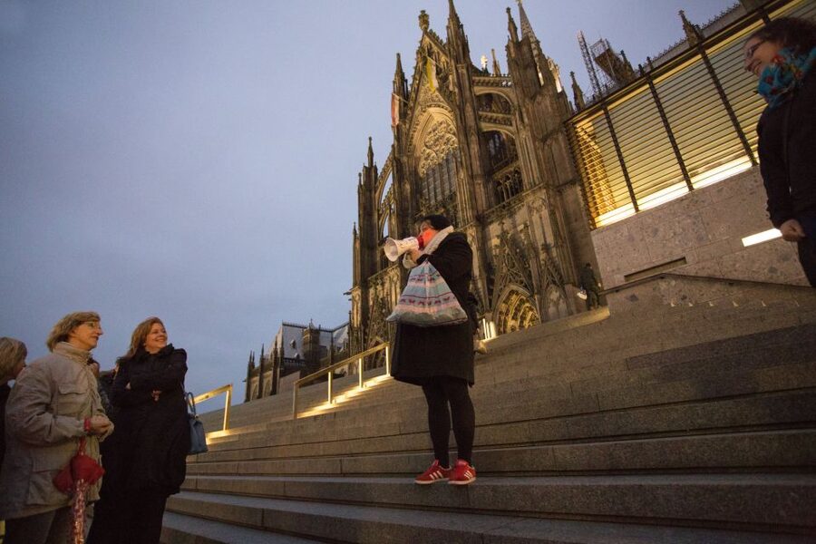 Cologne: 1.5-Hour Comedy Bus Tour - Comedy content, beer in hand, and the German-only reality