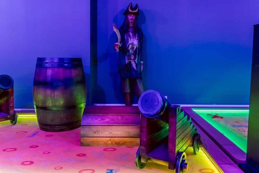 Cologne: Adventure Minigolf – Interactive tour through movie sets! - Stepping Into a Movie Set, One Hole at a Time