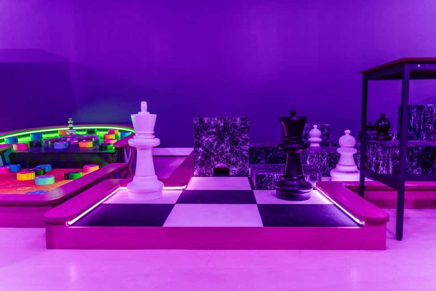 Cologne: Adventure Minigolf – Interactive tour through movie sets! - The Layout in the Basement, Crowds, and Keeping Turns Smooth