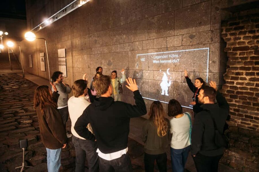 Cologne: Cologne Cathedral & Old Town in the evening – interactive tour with projector - Cologne Cathedral photo stop, relics culture and the modern construction site