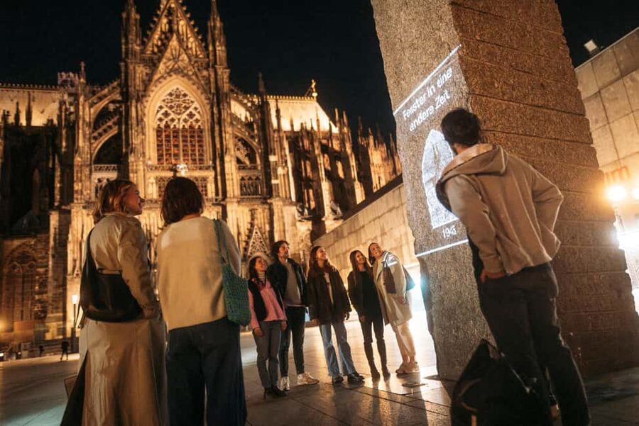 Cologne: Cologne Cathedral & Old Town in the evening – interactive tour with projector - Tünnes und Schäl, Cologne’s characters and quick photo moments