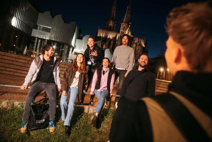 Cologne: Cologne Cathedral & Old Town in the evening – interactive tour with projector - Great St. Martin Church, Fish Market, and Rhine-side photo tips