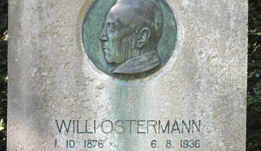 Cologne: Melaten Cemetery Life, Love and Death Tour - Ornate graves that feel like art, not just markers