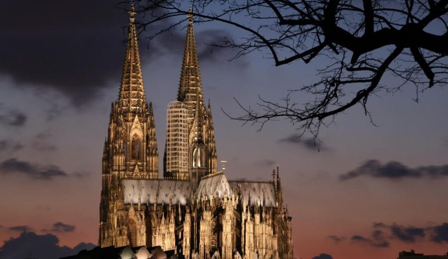 Cologne: Night Watchman Old Town Walking Tour - What to Bring on a Lantern-Lit Night (Especially in Rain or Snow)