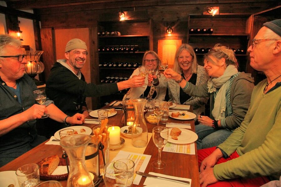 Cologne-Nippes: Gourmet wine tasting with cheese platter - The aperitif start: crémant or Rivesaltes Ambré 10 years plus amuses