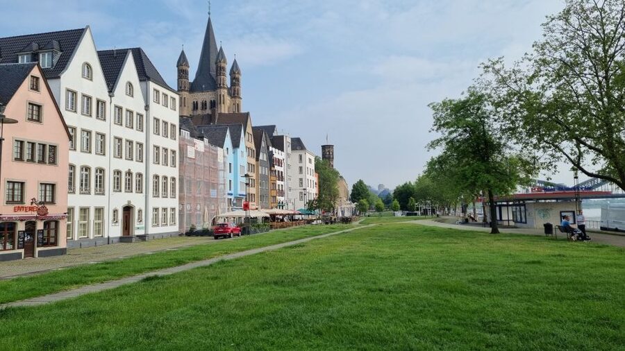 Cologne: Old City Guided Walking Tour - Old Town squares and the Tünnes and Schääl monument