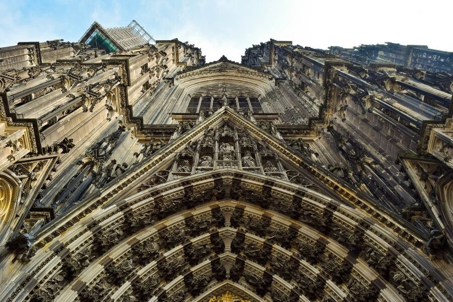 Cologne: Old Town Highlights Walking Tour - Starting at the Petrusbrunnen Statue, then finding the rhythm