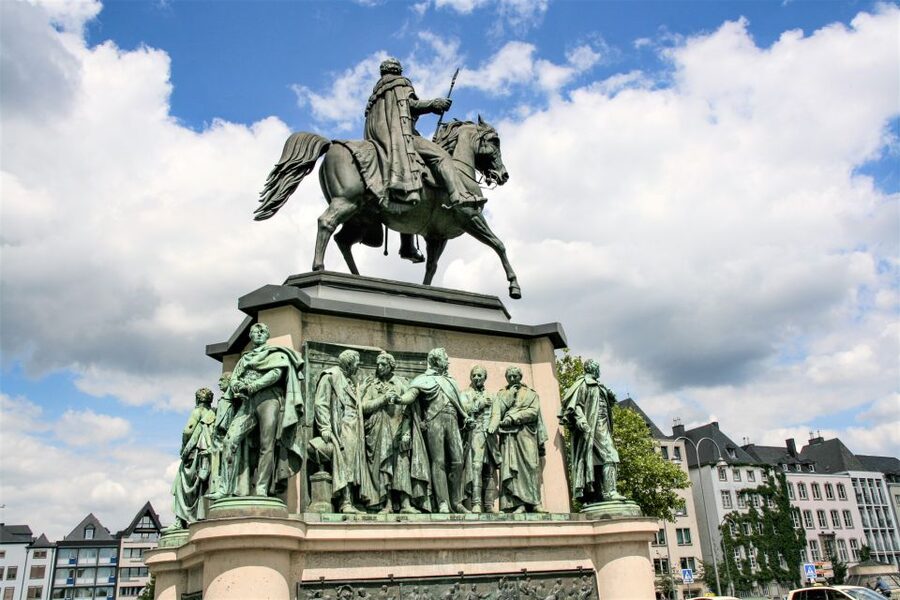 Cologne: Old Town Walking Tour with 1 Brewery Visit & 1 Beer - Bierhaus en dr Salzgass: Where the Kölsch Culture Comes Alive