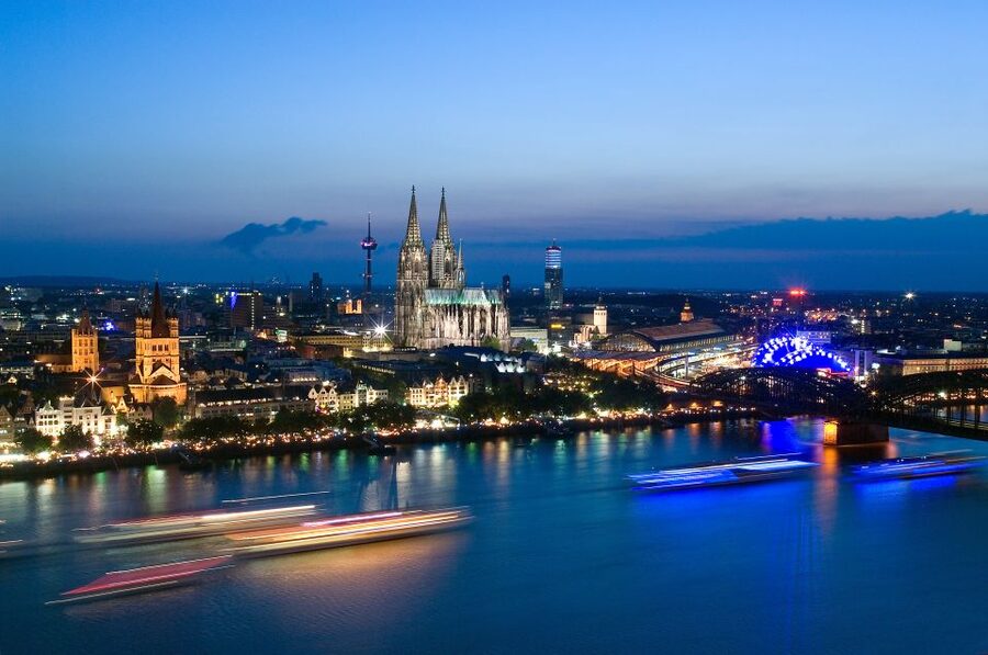 Cologne: Private Walking Tour of City Center - Old Town narrow alleys and traditional houses by the Rhine