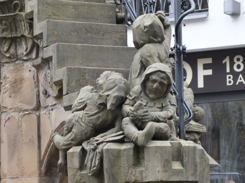 Cologne: Sagen- und Histörchentour in German - Grinköpfe grimace masks: why some house walls look angry