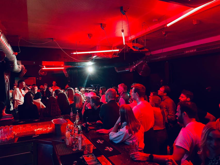 "Comedykills" - das Open Mic im Glockenbachviertel - Comedy Kills at Beverly Kills, Munich’s fast open mic energy