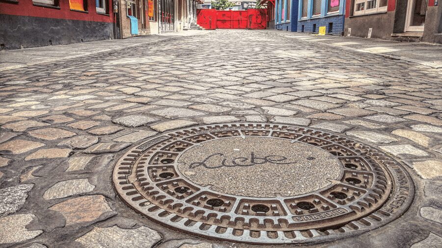 Die Kiez-Kapitän Reeperbahn & Beatles Kieztour Hamburg - Zur Ritze: how the cellar explains the neighborhood