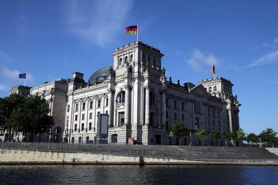 Discover Berlin Express Tour: 2hr Highlights - Reichstag Area and the Politicians’ Memorial, Democracy Under Pressure
