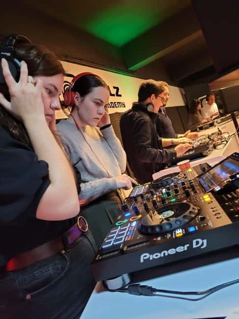 DJ for a Day: Learn to Mix Like a Pro in Berlin. - Vinyl vs CDJ in Berlin: why the difference is more than gear