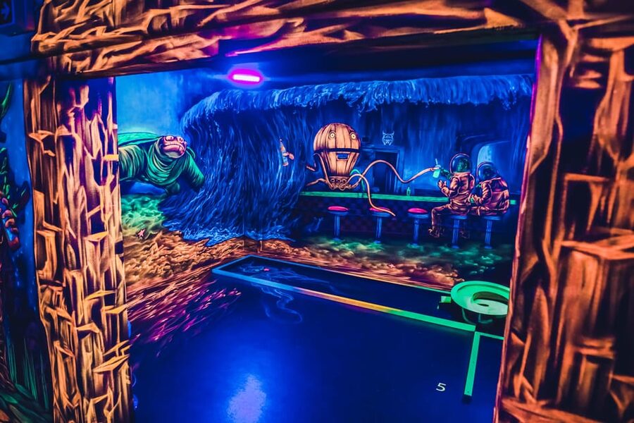 Dresden: 3D black light minigolf in the Barock Eventpark - Barock Eventpark: Why the Location Makes This Easy