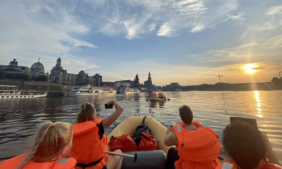Dresden: Bootstour im Schlauchboot durch die Altstadt - Why an Inflatable Boat on the Elbe Beats a Bus Tour
