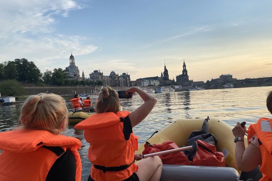 Dresden: Bootstour im Schlauchboot durch die Altstadt - Beer Garden Stops and Elbe River Beach Swimming