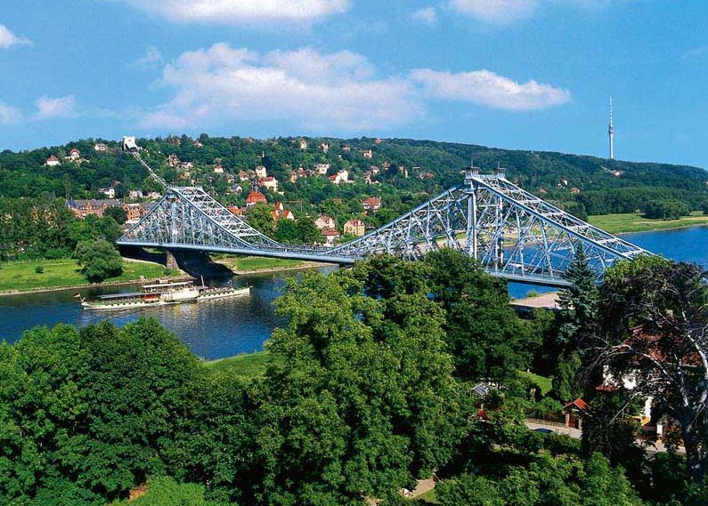 Dresden: City Sightseeing Tour with Live Guide - 90 minutes of German live commentary, great for context, not for quiet