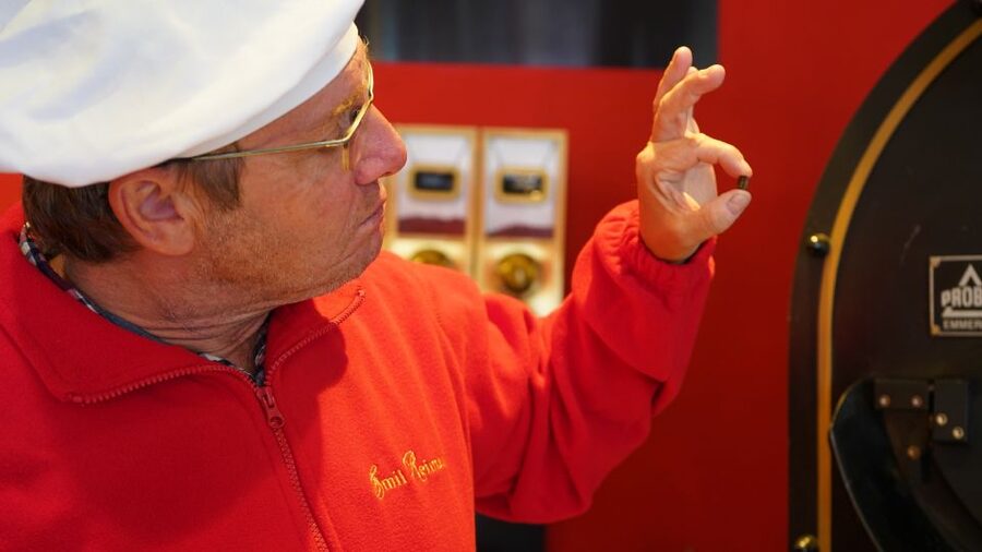 Dresden: Guided Bus Tour to Stollen Bakery with Tasting - Getting on board at Stadtrundfahrt Dresden