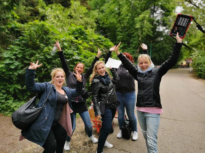 Dresden: Krimi Outdoor Escape Game “Mord am Elbufer” - Solving the Case With an iPad, Clues, and Real-Time Pressure