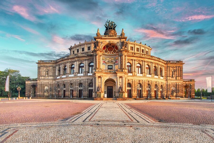 Dresden: Semperoper Guided Tour for Families - Architecture and elaborately decorated rooms: what you can actually enjoy