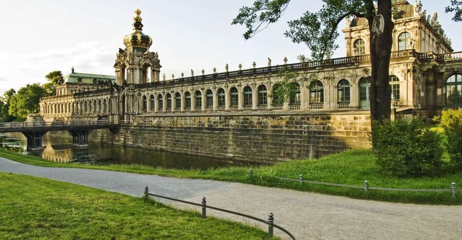 Dresden: Smile Tour with Prosecco - Meeting at the Martin Luther Statue by the Frauenkirche