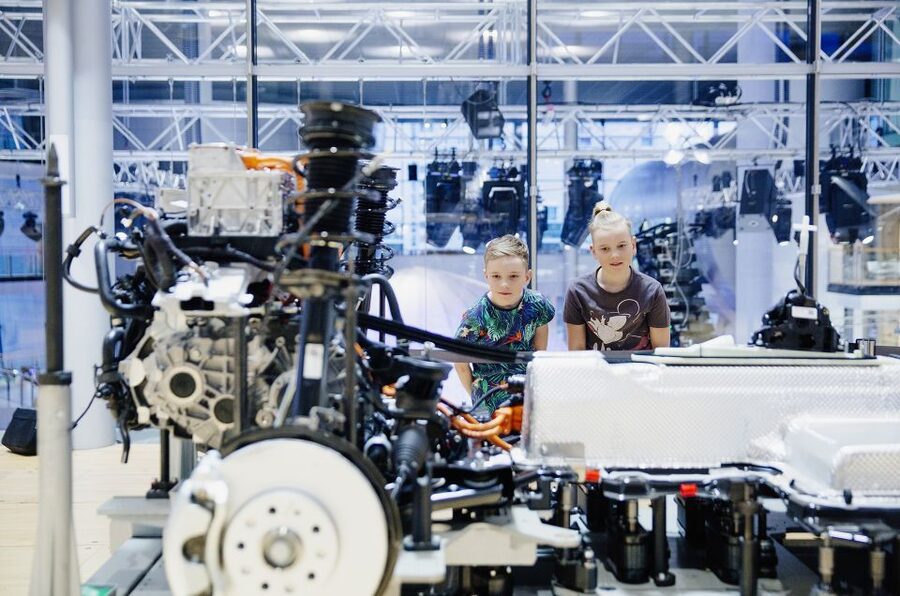Dresden: Special Tour for Children & Families - 45 Minutes With the Kids in Charge at Die Gläserne Manufaktur